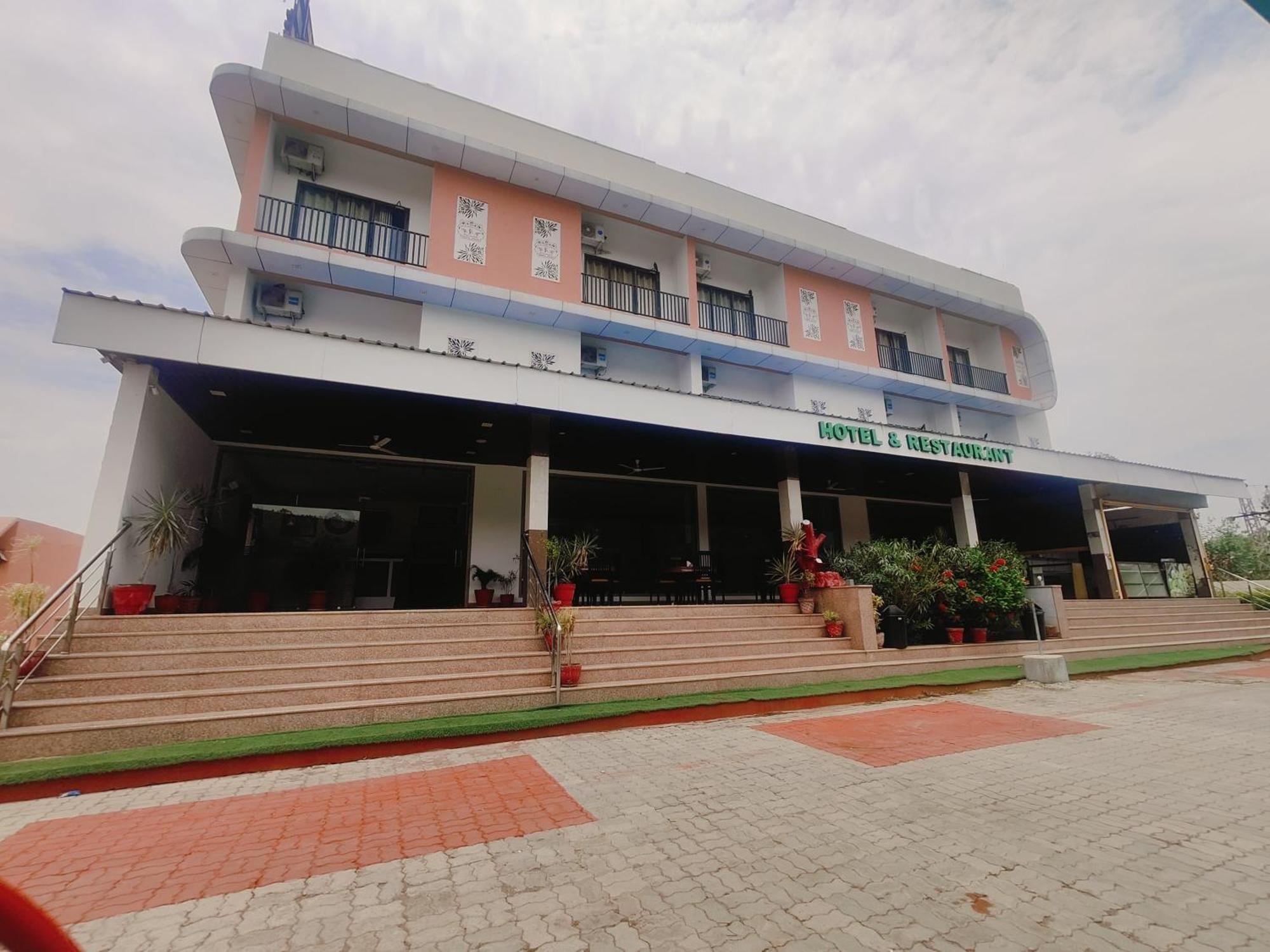 Hotel White Lotus Dungarpur Exterior photo
